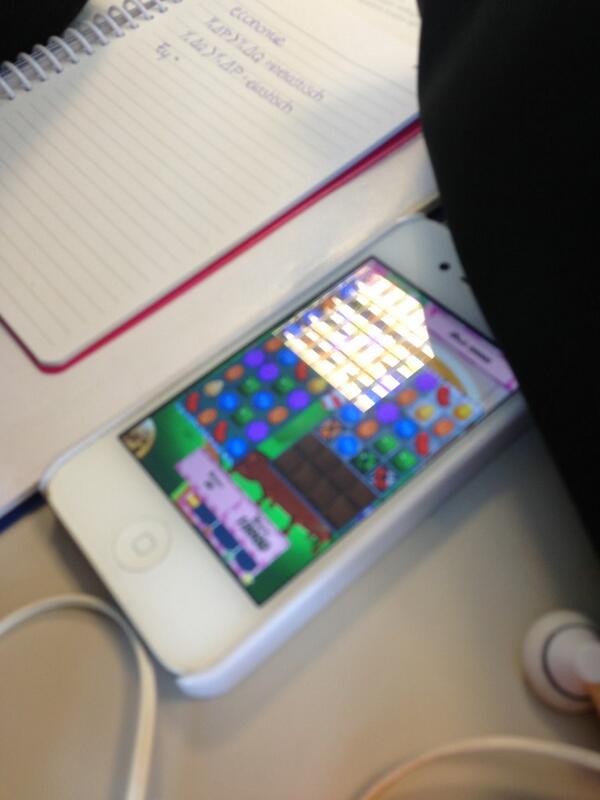 Flamkex's tweet photo. @_Martijn__ @Bas_Kapitein haha heerlijk die blik ! Hier is manouk druk met Candy crushen en d'r leven is bijna op http://t.co/gBPpBum8u0