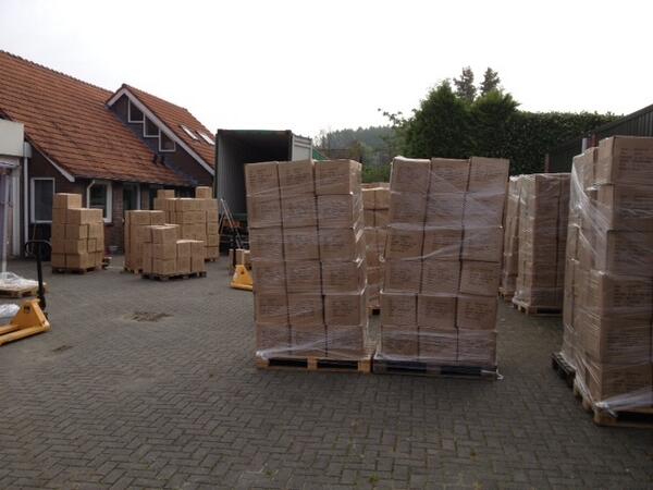 Ze zijn er weer! duizenden maar dan ook duizenden kledinghangers binnen gekregen...voorraad genoeg dus...kerklau.nl