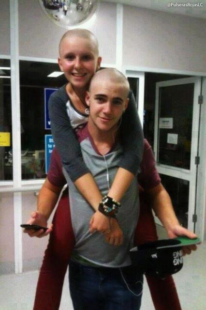 Este chico se ha rapado el pelo por su novia, que ha perdido el pelo por la quimio. ¿Cuantos RT merecen?