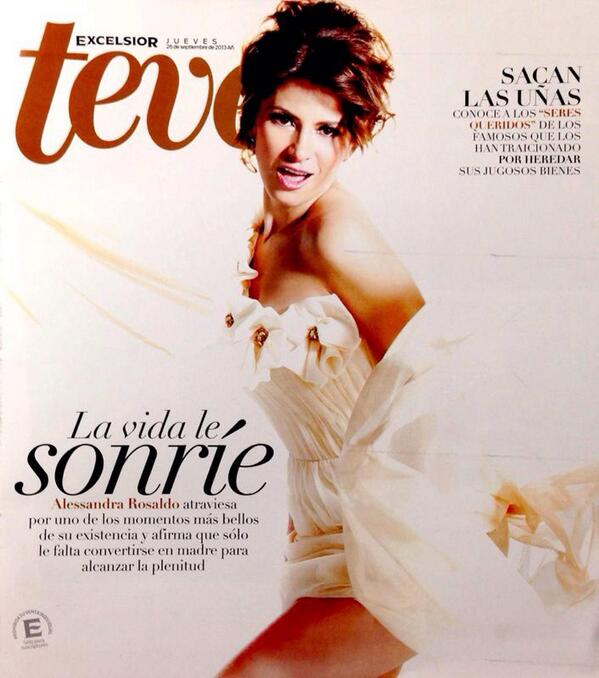 PR_management's tweet image. La cantante @alexrosaldo en portada de @revistateve con atuendo de @AnaBehabik