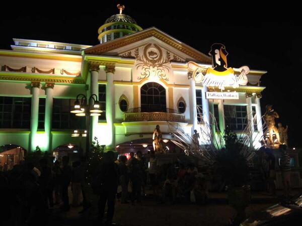 Tiffany's Show in Pattaya of Thailand.  芭提雅蒂芬妮，泰国最美人妖歌舞团。没错，这些向你搔首弄姿的，就是男人垂慕，女人嫉妒的“男人”。
