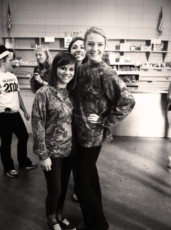 d_grigsby14's tweet photo. Bad picture but we still are just ✌️ CUTE 4⃣ y'all @syddiee14 http://t.co/GmrsYP3qm0