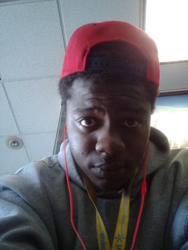 DONNDONNB's tweet photo. Sitting in the barber shop bout to get a fresh cut http://t.co/a4FNSaZqqC