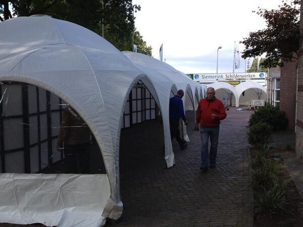 Opbouw van de bedrijvenbeurs bij Hsc'21 op zaterdag a.s. Ziet er al prima uit!!