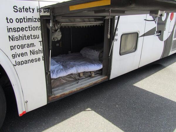 あっとバスで در توییتر 夜行高速バスの乗務員さん仮眠室です Http T Co Tplk95svlc