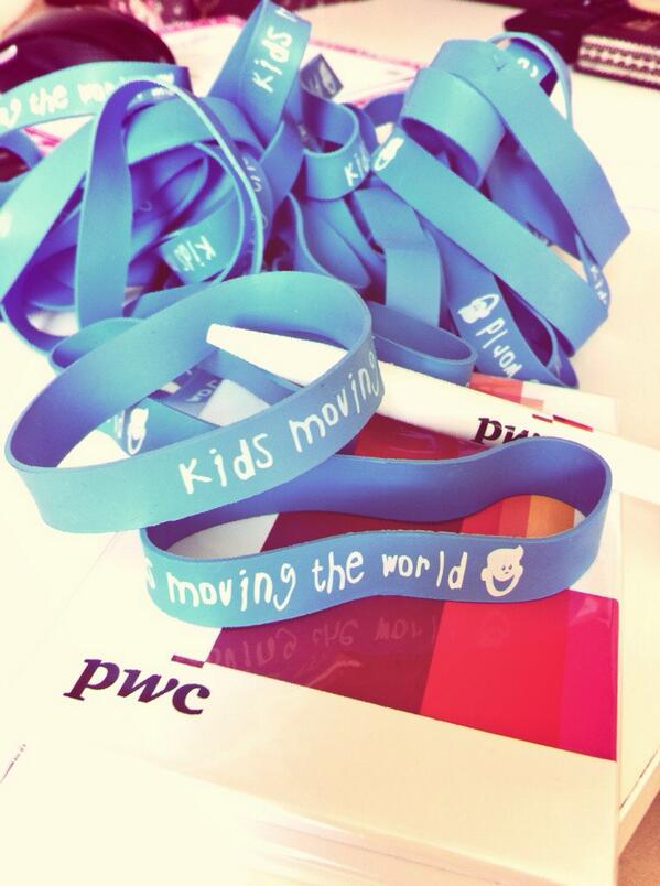 UFBR's tweet photo. Armbandjes 'kids moving the world' - @PwC_Nederland - #mvo #ufbr #weeskinderen #pwc http://t.co/JleFjzMAoz