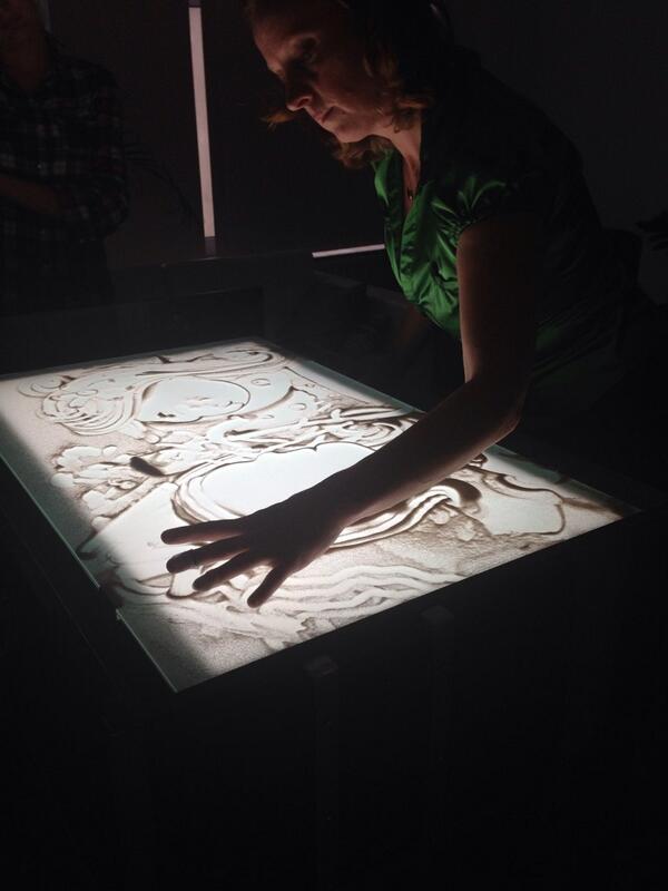 JacqKleijn's tweet photo. Openingsborrel van Marieke met een echte zandkunstenaar #stoneandsand http://t.co/uOvRF1RGLs