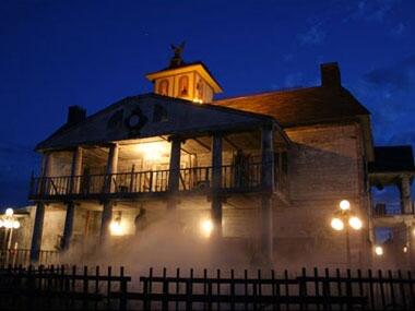 readersdigest's tweet photo. The 11 best haunted houses in America: http://t.co/MxFxgv7f4g http://t.co/5gPEc3W3gl