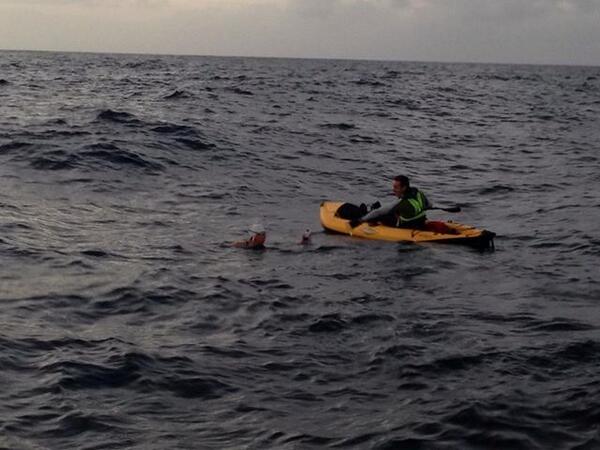 SSandgropers's tweet photo. Lisa having a feed on her Catalina Channel swim this morning. http://t.co/lFygnzlWA8