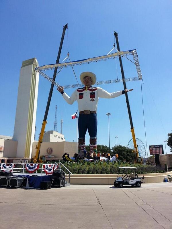 fairparkdallas's tweet image. Ta-daaa! Big Tex drops his robe earlier than announced. @StateFairOfTX