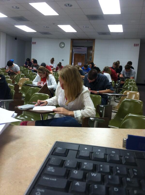 Joebanks342's tweet image. People watching at its finest. #physicstest