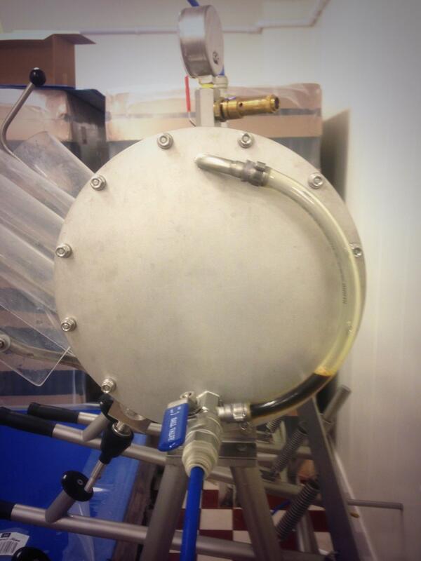 Ensam i bryggeriet. NU, exakt Nu, tappas Pettersson upp.