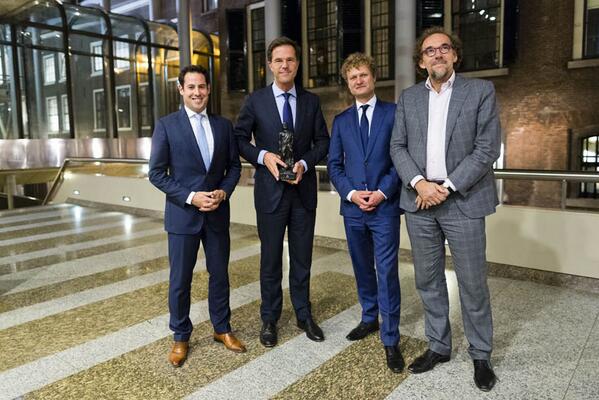 debatinstituut's tweet image. Juryleden @RoderikvGrieken, @DonatelloPiras en Jaap de Jong reikten voor 3e x Debatprijs uit aan @MinPres Mark Rutte