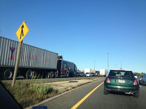 DelfyM's tweet photo. Hmmm rush hour traffic :-/ http://t.co/tCnfb9HS6Y