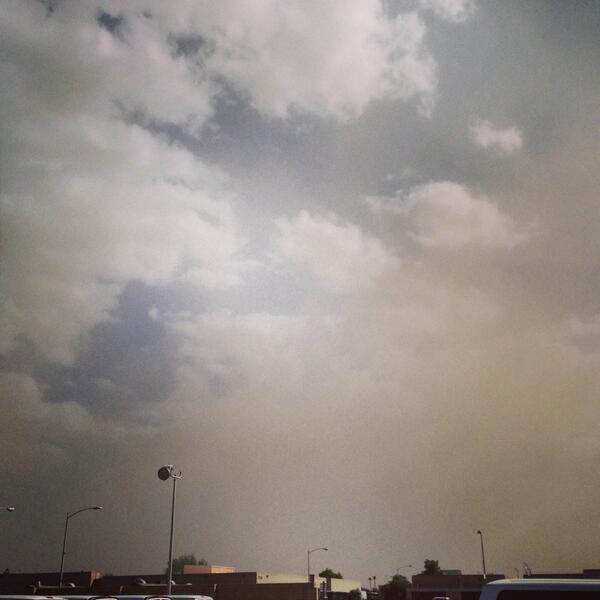 SuziDodt's tweet image. The dust storm approaching. #haboob #DustStorm #AZProblems