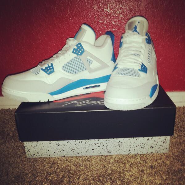 Welcome to my sneaker familia!! Been wanting these for a while I finally got em!!! #MilitaryBlue4s #ilove4s