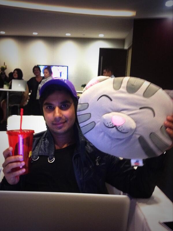 bigbangtheory's tweet photo. RT and you could win cool #BIGBANGTHEORY #CBSTweetWeek prizes! Find out more http://t.co/bqXbkx5Mbz http://t.co/XCHWoonlir