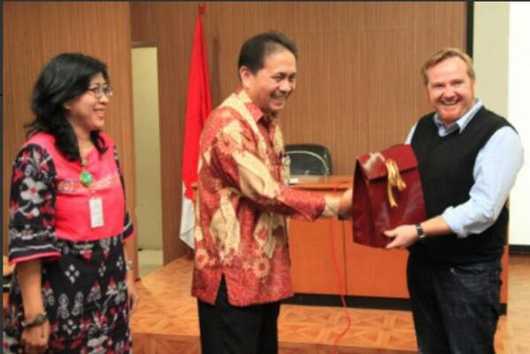NorphCAM's tweet photo. We have signed a MOU with The Indonesian Public Health Association  &amp; Universitas Muhammadiyah Surakarta http://t.co/uZsj2eRgTT
