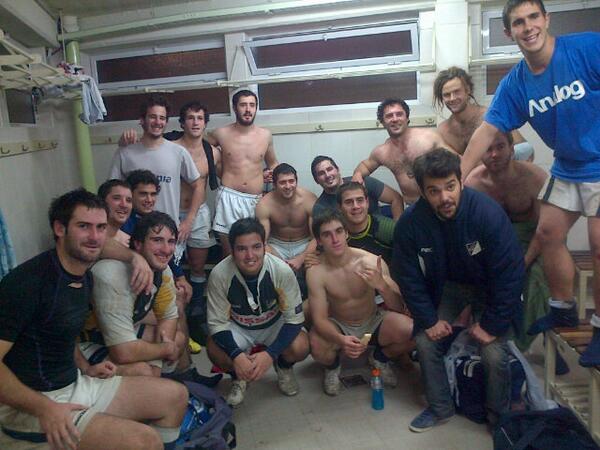 Aca la foto del equipo ganador en el vestuario <a href="/barcachampa/">@barcachampa</a>