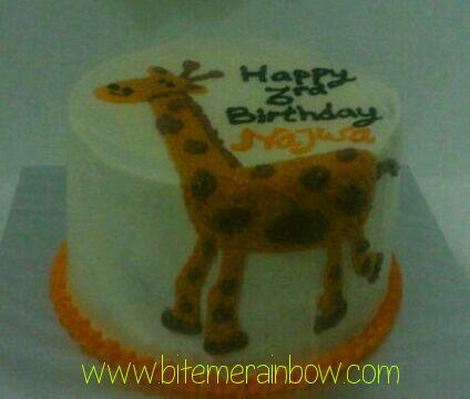 biteme_rainbow's tweet photo. Ini jerapah imut siapa yah.. Kok dilepas main2 deket kue :p
tapi bener deh, its so cute.. kan..kan.. http://t.co/uB7m1K4rsJ
