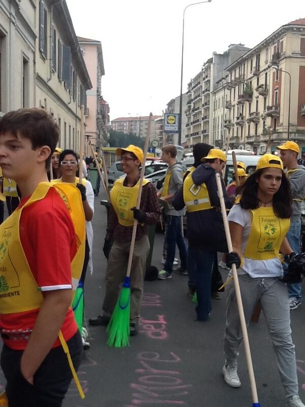 laura_pizz's tweet photo. stop alle parole, si comincia #puliamoilmondo http://t.co/yoXnBMHUNc