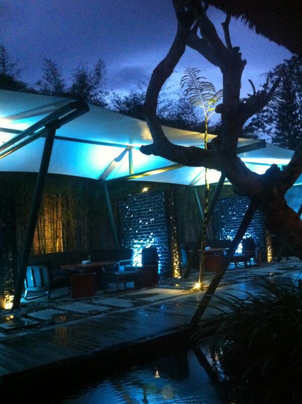 apiunggunbar's tweet photo. Ayo nikmati suasana akhir pekan yang romatis di Api Unggun bar &amp; Pizza :) http://t.co/ILu2kVUmBt http://t.co/sgNWftHBRC