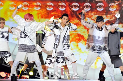 PIC| صور B.A.P في SBS Super Model Contest بتاريخ 130927 ..!! BVLGJyFCYAA54_J