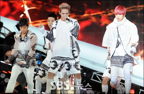 PIC| صور B.A.P في SBS Super Model Contest بتاريخ 130927 ..!! BVLGVymCAAAP04o