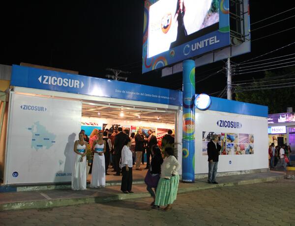 Zicosur's tweet photo. Miles de personas pasaron por el espacio de @Zicosur en @Expocruz! http://t.co/weyh0xmQGn