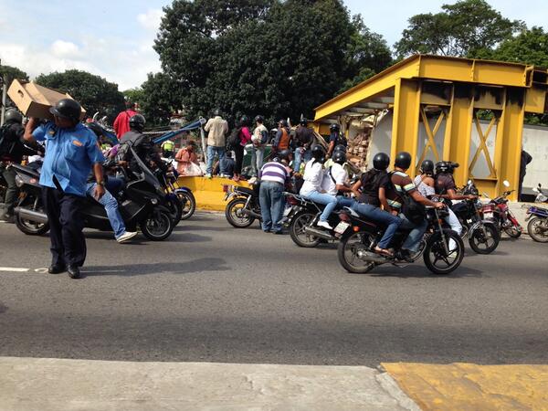 gfossir's tweet photo. Para aquellos que dicen que no hubo saqueo en el camión que colisionó esta mañana a la altura de los ruices http://t.co/PTfhb7rxK9