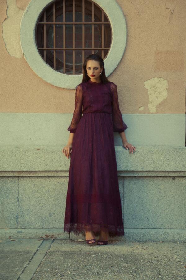 VogueSpain's tweet photo. En #Espía el otoño es granate. Las claves para incorporar este color a nuestros looks en vídeo http://t.co/wQa8ncJrp7 http://t.co/vlt9e2Ebqg