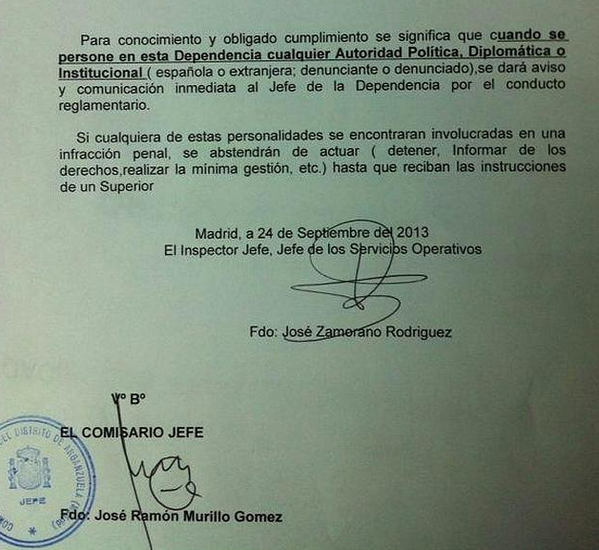 XoseMorais's tweet photo. Una comisaría de Madrid ordena a sus agentes "abstenerse de actuar" si un político o autoridad comete una infracción. http://t.co/jEYrMoomch