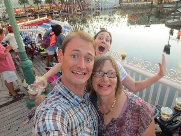 SampsonWriter's tweet image. #photobombfriday #orangeroom @TODAYshow