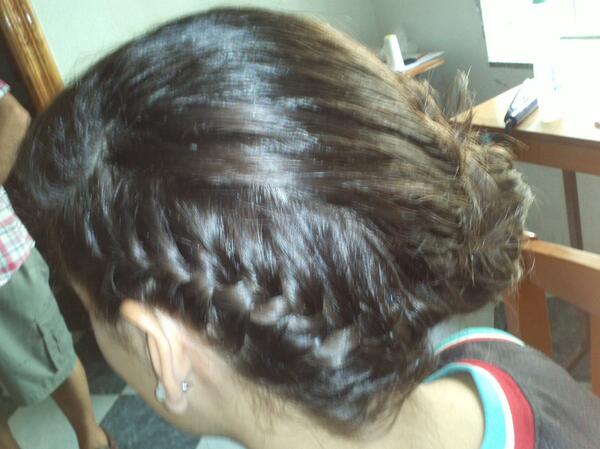 jbermejos's tweet photo. Para ser la primera trenza pegada esta bastante bien. ¿no? @sario__17 http://t.co/UOu2votoXF