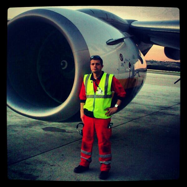 Junto al motor de éste avión #pandameprotege <a href="/PandaComunica/">Panda Security</a>