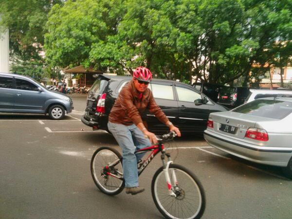 Berangkat dan pulang bersepeda...