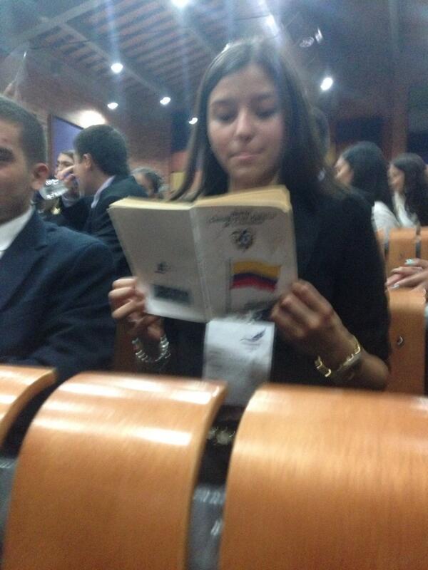 CCBMUN's tweet photo. La delegación de Colombia consultando su constitución http://t.co/MWAsuAbUfG
