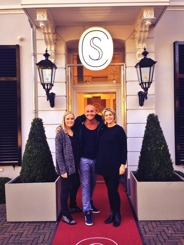 Gezelligheid en wat een mooie winkel!!  bij <a href="/SkinsCosmetics/">Skins Cosmetics</a>  <a href="/KoemanB/">Bartina Koeman</a> @ronaldkoeman <a href="/DebbieKoeman/">Debbie Koeman</a> #skins #makeup