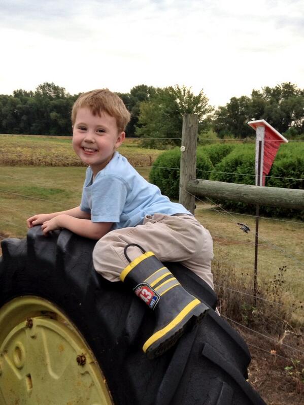 ShawnDButler's tweet photo. Little guy promised to bring home apples from the orchard today! http://t.co/qnWXr7CJ12