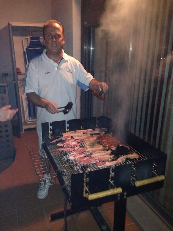 ZGZTEAM's tweet photo. Vaya barbacoa que nos metimos anoche entre pecho y espalda !!! Y vaya temperatura aquí en Zaragoza, http://t.co/5l0OUEzJMu