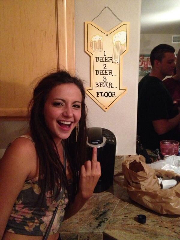 kelly_watson_'s tweet image. Ha gaayeeeee #3beerqueer