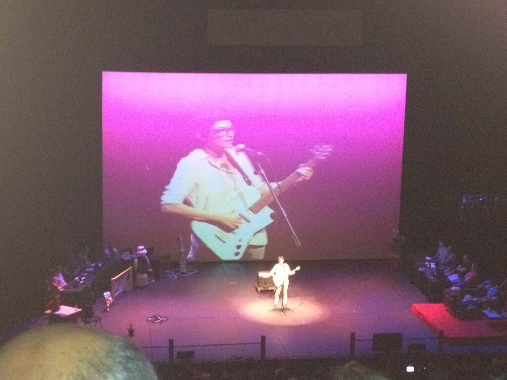 Cris Blanco canta la canción de Spirit en la Noche de los investigadores de la Carlos III