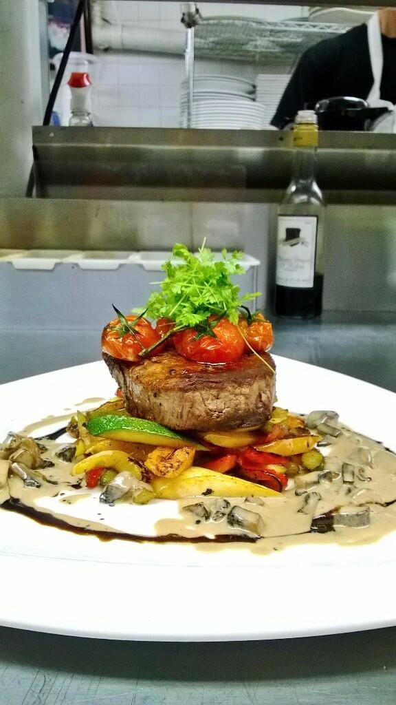 ChefAlexF's tweet photo. @ParisHilton @poolafterdark @BeatClan  if u need a chef just said and walla http://t.co/QuegG0DTrk