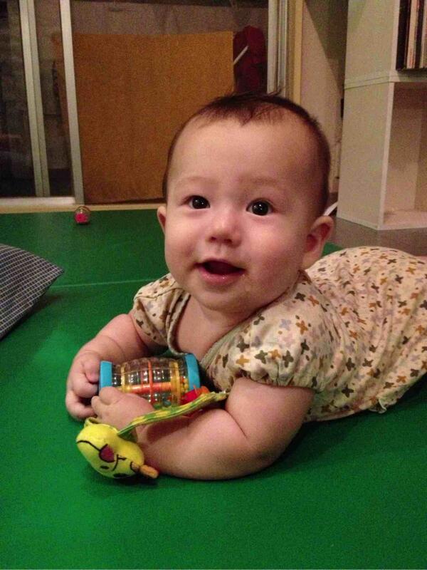 賢くもなってきていて、たまにおっぱいを勝手に飲みはじめちゃうんだけど、成長と喜びたい気持ちとなんだか知らずに万引きされたような笑 不思議な気持ちになったりする