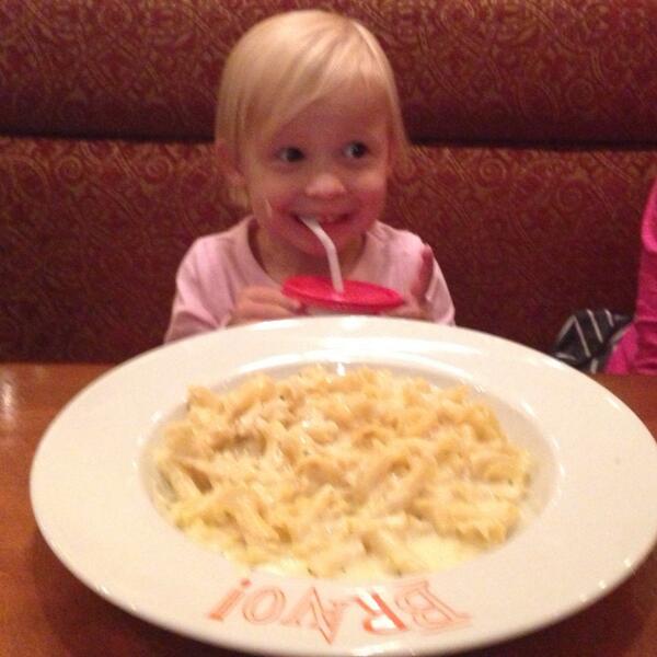 fatkevin's tweet photo. Actual "kids portion" of Mac and cheese. I think I know why Americans are fat. http://t.co/srIPE3UJph
