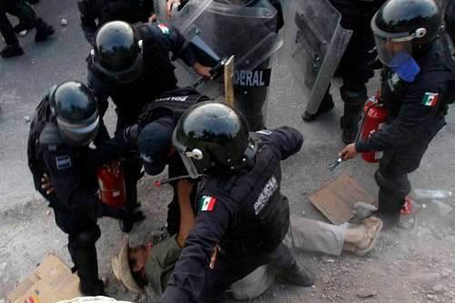 MeSombraMEXICO's tweet photo. los maestros estaban haciendo lo correcto en verdad si y detras de todo eso esta televisa para hacer su show. http://t.co/AT9ZJX7ARs