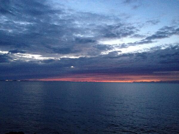 UmUm_Magazine's tweet photo. RT @shaeyd: Whiplash moment. From near Shelly Bay #Bermuda #nofilter http://t.co/LOiA7czsY7