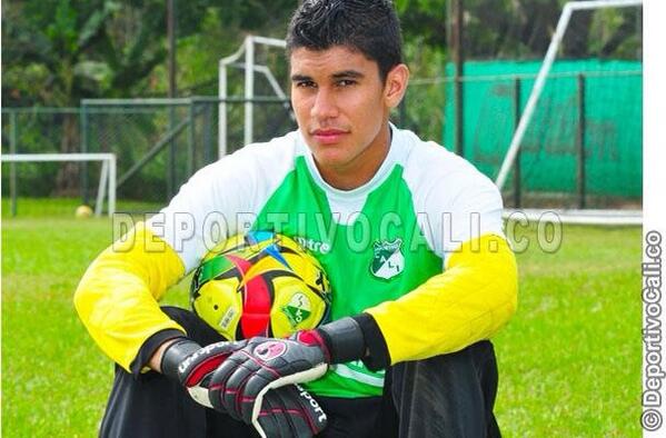 DeportivoCaliCP's tweet photo. @SilvaJose22 sustituirá a Mondragón "A pesar de mi edad debo actuar como una persona madura"http://t.co/OaFwM1IYyY / http://t.co/71GG0fmSXR