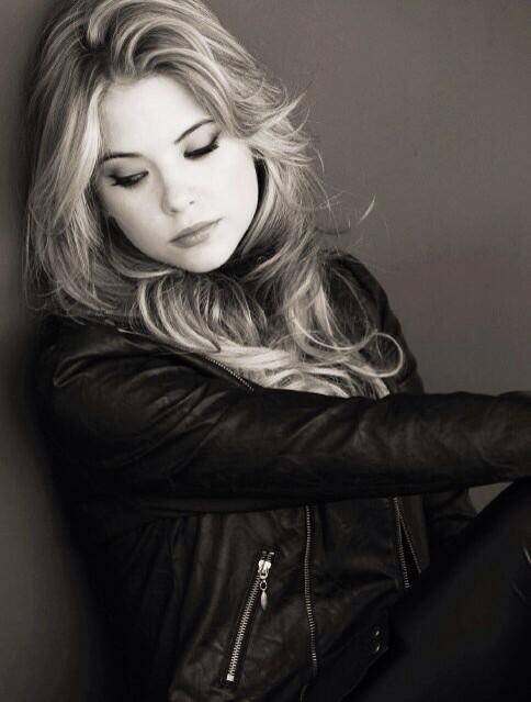 CollectionsNew's tweet image. "@Aye_pll: ASH NO ASH STAHP NO ASH YOU CAN'T BE THAT PERFECT! @AshBenzo #ashbenzo http://t.co/1KNBBgkKbs" P.E.R.F.E.C.T!♡