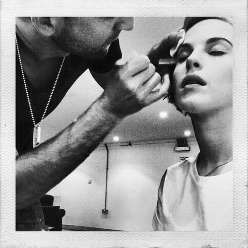 ParamoreIsRock's tweet image. Nueva foto de Hayley mientras la maquillan, antes del show en Wembley.
